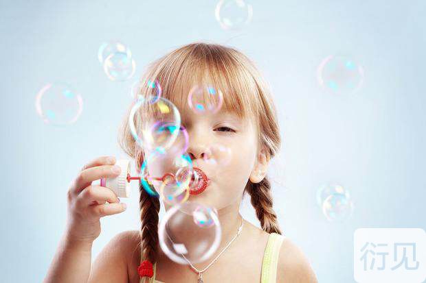 2岁10个月早教课程：吹泡泡和什么会飞游戏课程