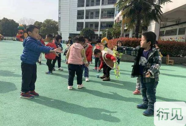 幼儿园大班体能游戏：夹沙包跳游戏教案