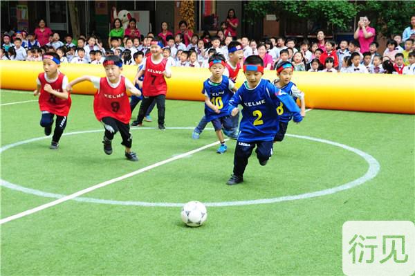 幼儿体育游戏：踢球比赛及好处
